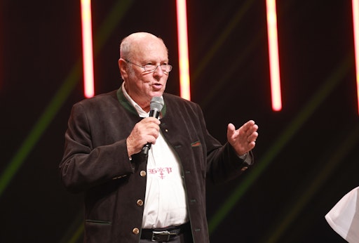 Vorschau Bild von Helmut Peter vom Weissen Rössl bei seiner Laudatio.