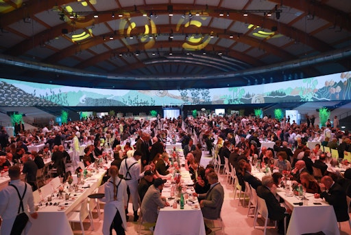 Vorschau Bild von und feierliche Stimmung herrschten in der Salzburgarena.