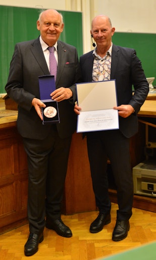 Vorschau Bild von Hubert Culik erhält Auer v. Welsbach Medaille der GÖCH