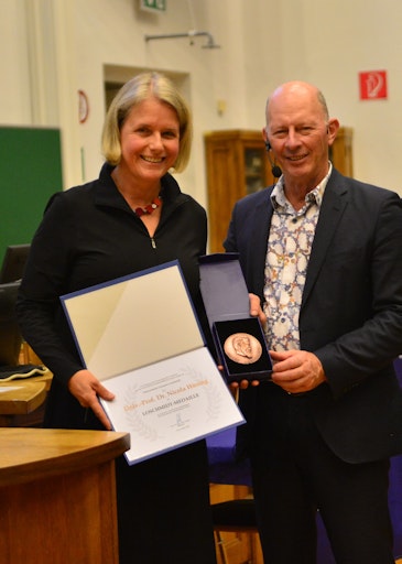 Nicola Hüsing erhält die Loschmidt Medaille der GÖCH