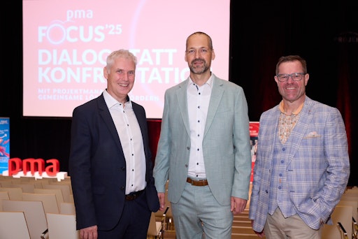  Günther Lauer (pma), Keynoter Tobias Endler
(Politikwissenschafter), Gastgeber Robert Schanzer (pma) am pma
focus 2025