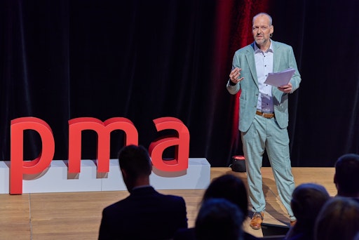 Vorschau Bild von Tobias Endler, Politikwisenschafter und Keynoter am pma focus
2025