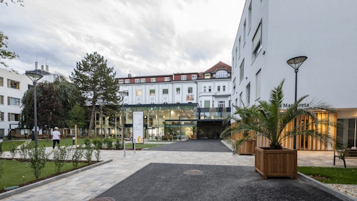 Vorschau Bild von In den letzten Jahren hat sich das kleine Regionalspital zur
Fachklinik mit Eltern-Kind-Zentrum, Onkologie und Tumorchirurgie
entwickelt