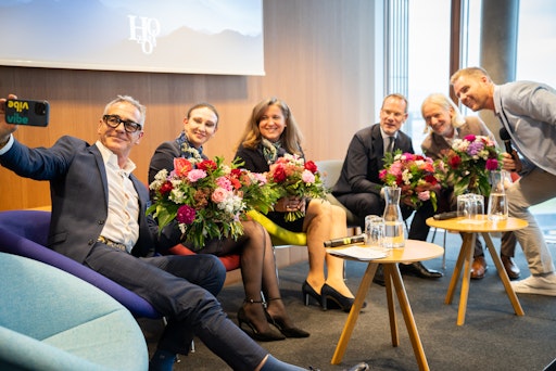 V.l.n.r.: Andreas Schmitt Vorstand GrECo International AG |
Stephan A Jansen Professur für Urbane Innovation, Berlin; Professur
Management, Finanzierung und Innovation, Karlsruhe | Bettina Ludwig
Group Head of Finance, Treasury & Insurance Kontron AG | Sebastian
Kummer Vorstand des Instituts für Transportwirtschaft und Logistik,
WU Wien | Olivera Böhm-Rybak Chief Executive Officer UNIQA
Sustainable | Christian Clerici Content & Creation, vibe moves you