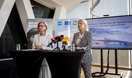 Vorschau Bild von Verteidigungsministerin Klaudia Tanner Landeshauptfrau Johanna
Mikl-Leitner Generalsekretär BMLV Arnold Kammel Geschäftsführer
Lukas Reutterer