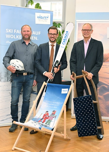 Markus Reiser, Obmann und Vorstand des Kärntner
Skischulverbandes, Tourismuslandesrat Sebastian Schuschnig und Klaus
Ehrenbrandtner, Geschäftsführer der Kärnten Werbung, blicken
optimistisch auf Kärntens Wintersaison 2025/26.
