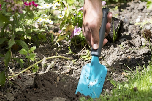 Die Gartenschaufel mit ergonomisch geformtem Griff eignet sich
perfekt für alle Um- und Anpflanzaufgaben in Blumenkästen,
Pflanzkübeln und Beeten.