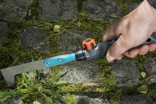Vorschau Bild von GARDENA_PA_Allerheiligen_combisystem Fugenkratzer (. jpg ) Mit
dem combisystem-Fugenkratzer kann auf Wegen, in Einfahrten und auf
der Terrasse optimal Unkraut entfernt werden. Das GARDENA
combisystem ermöglicht dank der auswechselbaren Aufsätze den
flexiblen Einsatz in der Gartenarbeit.