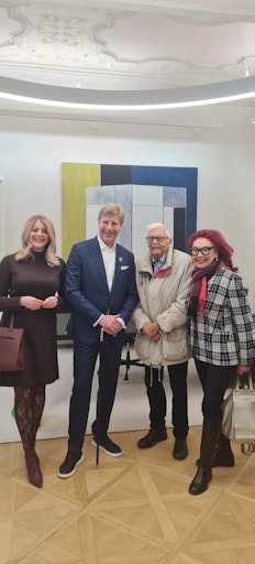 Vorschau Bild von Club Tirol-Mitglied Claudia Giner (Die Strahlefrau e.U.) Club
Tirol-Präsident Julian Hadschieff, Fernsehjournalist Hannes Kar und
Club Tirol-Vorstandsmitglied Charlotte Sengthaler (Spa Ceylon
Austria).