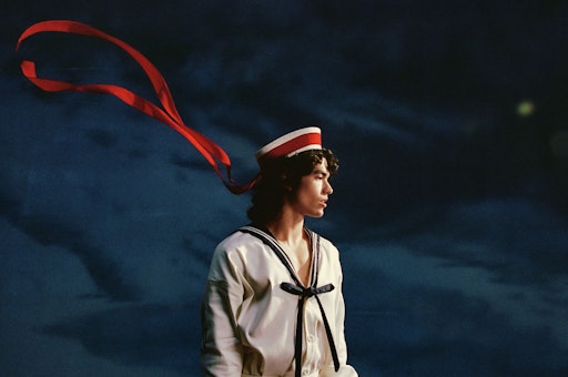 Vorschau Bild von Conan Gray im Matrosenoutfit, passend zum neuen "Wishbone"
Albumcover