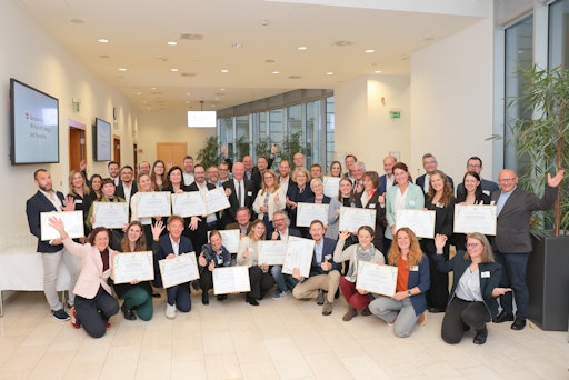 Gruppenfoto der Preisträger:innen des Best Practice Award
„Klimafreundliche Gesundheitseinrichtungen“ 2025.