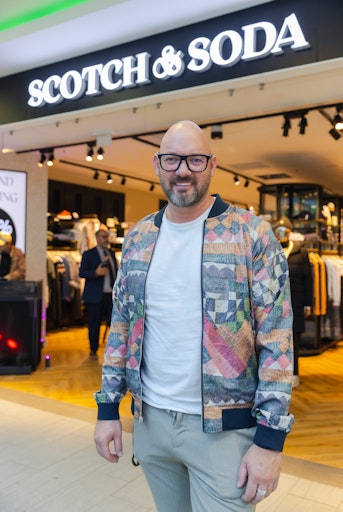 Vorschau Bild von Christian Leitner, Franchise-Partner und Markenverantwortlicher
Scotch & Soda Österreich, im neuen Store im Auhof Center in Wien.