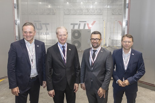 TÜV AUSTRIA CEO Dr. Stefan Haas eröffnete die
Umweltsimulationsanlagen des TÜV AUSTRIA im Technology & Innovation
Center in Wien-Liesing: In acht hochmodernen, flexibel nutzbaren
Klimakammern werden Maschinen, Geräte, Bauteile und Komponenten
unter extremen Bedingungen getestet: (v.l.n.r.): Leiter TÜV AUSTRIA
Region Ost Ing. Jochen Bognar, MSc, Dr. Stefan Haas, CEO TÜV AUSTRIA
Group, Ing. Günter Göttlich, Geschäftsführer TÜV AUSTRIA Region
Österreich, Leiter TÜV AUSTRIA Testing Center DI Klaus Alberer.