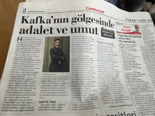 Die traditionsreiche türkische Qualitätszeitung Cumhuriyet („Die
Republik“), die älteste noch erscheinende Zeitung der Türkei,
veröffentlichte am 19. Oktober 2025 in ihrer Rubrik für prominente
Autoren auf Seite zwei einen Essay von Birol Kilic aus Wien mit dem
Titel „Gerechtigkeit und Hoffnung im Schatten Kafkas“. Wir haben den
Beitrag ins Deutsche und Englische übersetzt. Kilic ist Gründer und
Herausgeber der Zeitungen Neue Heimat Zeitung, Allgemeine und Neue
Welt Verlag in Wien.