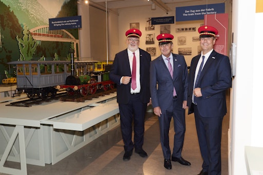 https://www.apa-fotoservice.at/galerie/39563 v. l. n. r.: Andreas
Matthä (Vorstandsvorsitzender ÖBB), Peter Hanke (Bundesminister für
Innovation, Mobilität und Infrastruktur), Peter Aufreiter
(Generaldirektor TMW)