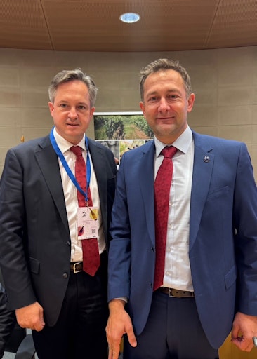 Europas und Österreichs Weinbau-Präsident Johannes
Schmuckenschlager und EU-Agrarkommissar Christophe Hansen.