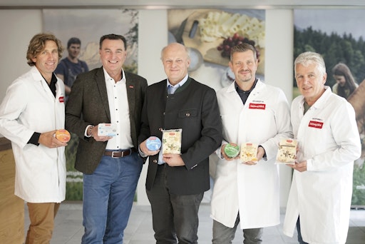 v.l.n.r.: Florian Engels (Teamleiter), Andreas Gasteiger
(Geschäftsführer), Franz Zehentner (Head of Technology &
Engineering), Matthias Grabner (Käsemeister), Josef Kriechhammer
(Verpackungstechnologie)