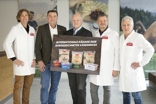Vorschau Bild von v.l.n.r.: Florian Engels (Teamleiter), Andreas Gasteiger
(Geschäftsführer), Franz Zehentner (Head of Technology &
Engineering), Matthias Grabner (Käsemeister), Josef Kriechhammer
(Verpackungstechnologie)