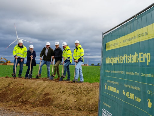 Bildunterschrift (v.l.n.r.): Piotr Hat (Bauleiter), Frau und Herr
Krapp (Landeigentümer:in), Christoph Grosssteiner (oekostrom AG),
Benjamin Beckert (Geschäftsführer Green Planet Projects), Alex
Herdan (Projektleiter von Green Planet Projects)