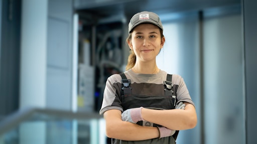 Schindler Österreich: Neue Lehrlinge beginnen eine
zukunftssichere Karriere – erste Elektrotechnikerin startet bereits
als Servicetechnikerin durch