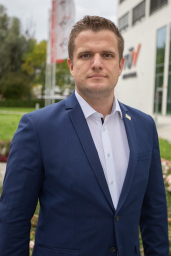 „Unternehmen, die frühzeitig handeln und KI über einfache
Anwendungen wie Textgenerierung oder Bildbearbeitung hinaus nutzen,
sichern sich einen entscheidenden Wettbewerbsvorteil", Andreas
Gruber, MMSc, Geschäftsführer des TÜV AUSTRIA-SCCH Joint Venture
TRUSTIFAI.