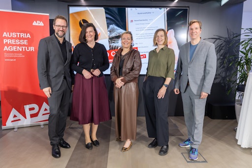 https://www.apa-fotoservice.at/galerie/39491 Wie erreichen
journalistische Inhalte in Zeiten von Voice-Clones, Google-AI-Modus
und Chatbots eigentlich noch ihre Leserinnen und Seher? Dieser und
weiteren Fragen widmeten sich Michael Roither (Vizerektor für
Internationales, Hochschule für angewandte Wissenschaft Burgenland),
Verena Krawarik (Innovationsmanagement APA, Moderation), Anna
Wallner (Head of New Media, Die Presse), Katharina Schell (Stv.
Chefredakteurin, APA) und Jakob Steinschaden (Co-Founder newsrooms)
beim APA-News-Talks am 21. Oktober 2025 im APA-Pressezentrum in
Wien.