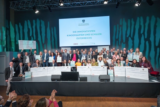 Im Zeichen des Mottos „change is not an event, it’s a process“
lud die Innovationsstiftung für Bildung am 21. Oktober 2025 in den
Wiener Ankersaal. Keynotes, Diskussionen und inspirierende
Praxisbeispiele zeigten, wie Veränderung in Schulen gelingen kann.
Höhepunkt war die feierliche Verleihung des ISB Stiftungspreises
Bildungsinnovation durch Jakob Calice, Harald Mahrer und
Bildungsminister Christoph Wiederkehr. Ausgezeichnet wurden
besonders innovative Bildungseinrichtungen aus dem Elementarbereich,
Allgemein- und Berufsbildung.