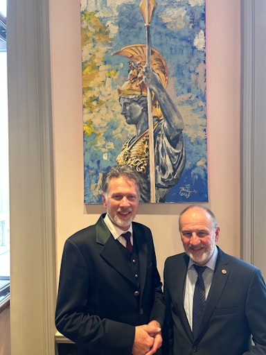 „Ich freue mich sehr, dass die Göttin der Weisheit ab heute nicht
nur vor dem Parlament steht, sondern jetzt auch im Salon des
Bundesrates zu bewundern ist“, sagte der Präsident des Bundesrates
Peter Samt (FPÖ), anlässlich der Präsentation eines Gemäldes des
Kärntner Künstlers Johann Kogelnig im Parlament.