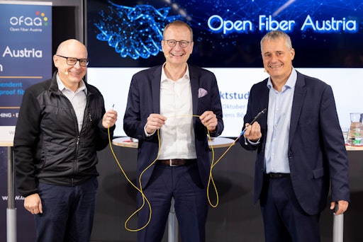 Vom Strom zum Licht: vl: Martin Wachutka, Prof. Jens Böcker und
Herbert Flatscher demonstrieren anhand eines Glasfaserkabels und
einer Rotlichtquelle das Grundprinzip der konkurrenzlosen optischen
Datenübertragung.