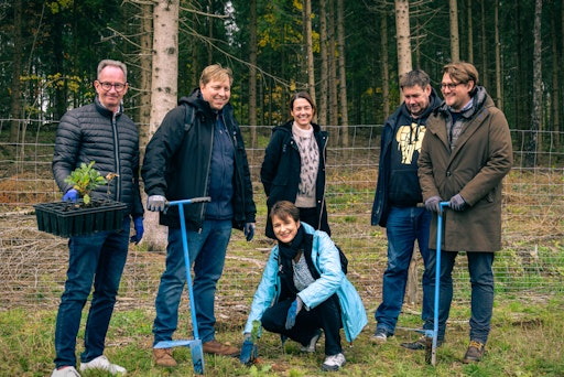  Zum 100jährigen Jubiläum zeigt der Linde Verlag Initiative für
Umwelt- und Klimaschutz: Am 17. Oktober setzten Mitarbeiter:innen
gemeinsam mit der Organisation Wald4Leben 200 junge Bäume im
Naturpark Heidenreichsteiner Moor im Waldviertel.