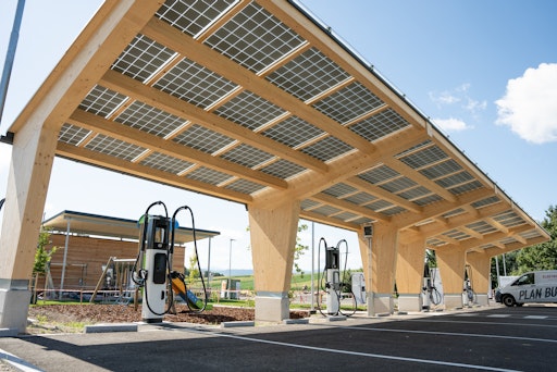 Ein Modul ist 1080 Millimeter breit und 5000 Millimeter lang und
hat eine Leistung von 918 Watt. Insgesamt wurden 22
Photovoltaik-Module mit einer Gesamtleistung von 20 kWp installiert.