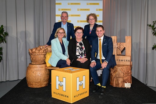 Vorschau Bild von Die Hilfswerk-Bank ist ein Geschenk des neuen Hilfswerk
NÖ-Präsidenten Lukas Brandweiner an seine Vorgängerin Michaela
Hinterholzer. Gestaltet wurde sie von Holzdesigner Alexander
Kaufmann. Im Bild Landeshauptfrau Johanna Mikl-Leitner,
Ehrenpräsidentin des Hilfswerk NÖ Michaela Hinterholzer, Präsident
des Hilfswerk NÖ Lukas Brandweiner hinten: Landtagspräsident Karl
Wilfing, Landesrätin Christiane Teschl-Hofmeister