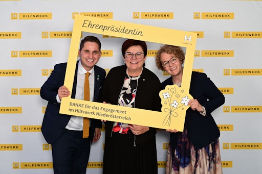 Michaela Hinterholzer wird zur Ehrenpräsidentin des Hilfswerk
Niederösterreich ernannt. Im Bild mit dem neuen Hilfswerk-Präsident
Lukas Brandweiner und Landesrätin Christiane Teschl-Hofmeister.