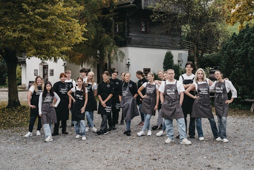 Einzigartig in Österreich: Im steirischen Almenland hat mit der
„Huab’n“ Österreichs erstes Restaurant eröffnet, das ausschließlich
von Lehrlingen betrieben wird.