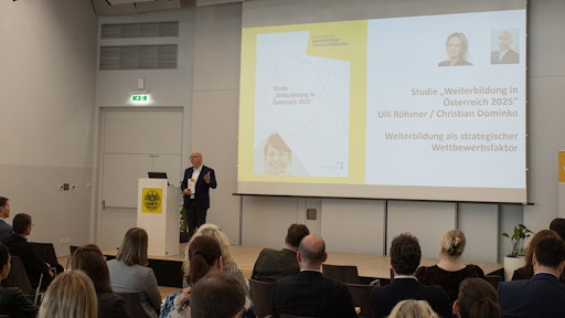 Vorschau Bild von Christian Bayer präsentiert das Jahrbuch Weiterbildung