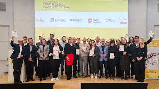 Foto der Autor:innen zu Ende der Präsentation des neuen Jahrbuch
Weiterbildung.