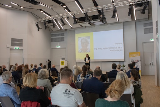 Vorschau Bild von Judith Winkler während ihrer Keynote beim Präsentationsabend des
Jahrbuchs Weiterbildung 2025 vor einem voll besetzten Saal