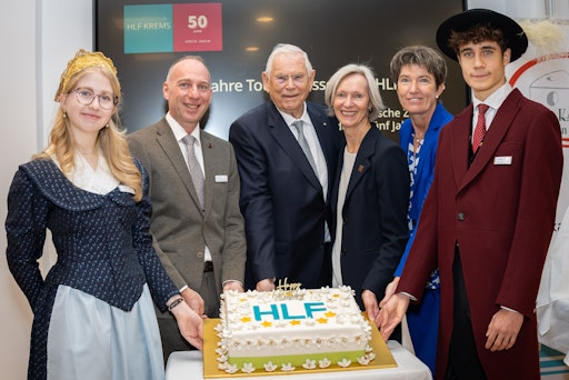https://www.apa-fotoservice.at/galerie/39556 50 Jahre HLF Krems -
v.l.n.r.: Schülerin Marie Knoll, Fachvorstand Harald Wohlgenannt,
Heinz Boyer, Direktorin Birgit Wagner, Abg. z. NR Martina
Diesner-Wais, Schüler Noah Robineau