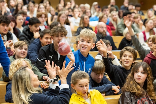 Vorschau Bild von Young-Science-Kongress 2025: Über 500 Schülerinnen und Schüler
besuchten das Forschungsevent. Ein besonderes Highlight waren die
Science Shows!