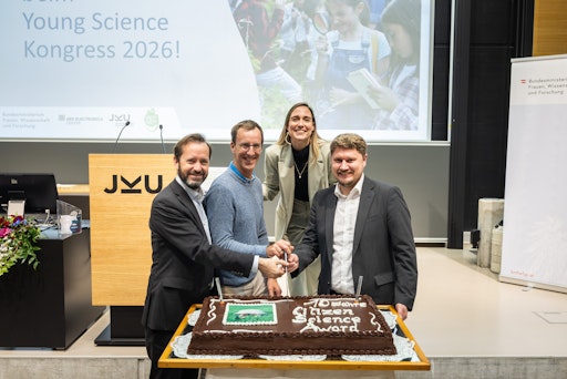 https://www.apa-fotoservice.at/galerie/39350/ Mit einer Torte
wurde das 10-jährige Jubiläum des Citizen Science Awards gefeiert.
V.l.n.r. Jakob Calice (OeAD), Andreas Bauer (Ars Electronica
Center), Melanie Flicker (Moderation), Stefan Duscher (BMFWF).