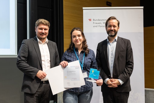 Vorschau Bild von Das Kongress-Publikum kürte Timna Hybner vom BRG / BORG Schwaz
mit dem Publikumspreis des Young Science Inspiration Awards.
V.l.n.r.: Stefan Duscher (BMFWF), Timna Hybner (Gewinnerin des
Publikumspreises), Jakob Calice (OeAD)