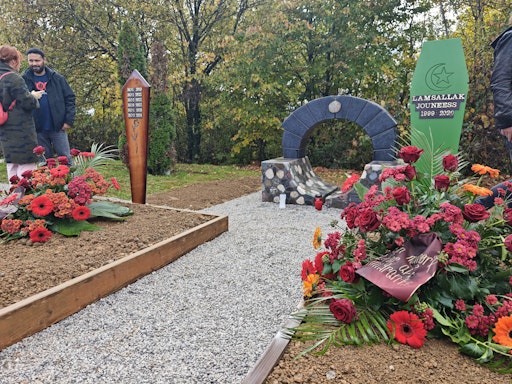 Vorschau Bild von Denkmal und Gräber davor