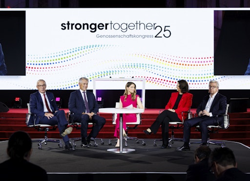 Vorschau Bild von Talkrunde der Genossenschaftsbanken: Anton Pauschenwein
(Vorstandsvorsitzender der Österreichischen Ärzte- und
Apothekerbank), Rainer Borns (Generaldirektor-Stellvertreter der
Volksbank Wien), Anna Doblhofer-Bachleitner (Geschäftsleiterin
Raiffeisenverband Salzburg), Michael Höllerer (Spartenobmann und
Generaldirektor der RLB NÖ-Wien)