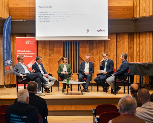Herbert Jöbstl (sbidi), Christian Gebeshuber
(Katastrophenschutzplanung Land Steiermark), Lisa Strasser (TU
Graz), Hartwig Tauber (öGIG), Bernd Stockinger (öGIG) und Markus
Köppel (Vizebürgermeister von Lafnitz) beim Diskutieren über den
Einsatz moderner Glasfaser-Sensorik in der
Katastrophenschutzvorsorge.