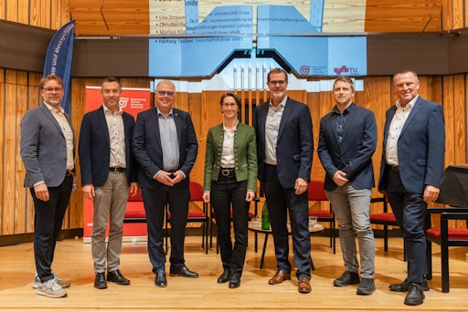 Vorschau Bild von Die Podiumsdiskutanten Herbert Jöbstl (sbidi), Christian
Gebeshuber (Katastrophenschutzplanung Land Steiermark), Lisa
Strasser (TU Graz), Hartwig Tauber (öGIG), Bernd Stockinger (öGIG)
und Markus Köppel (Vizebürgermeister Lafnitz) gemeinsam mit dem
Breitbandkoordinator des Burgenlandes, Georg Podebradsky beim
Fachvortrag „Glasfaser – mehr als schnelles Internet. Lebenswichtige
Messdaten beim Katastrophenschutz.“ im burgenländischen
Oberschützen.