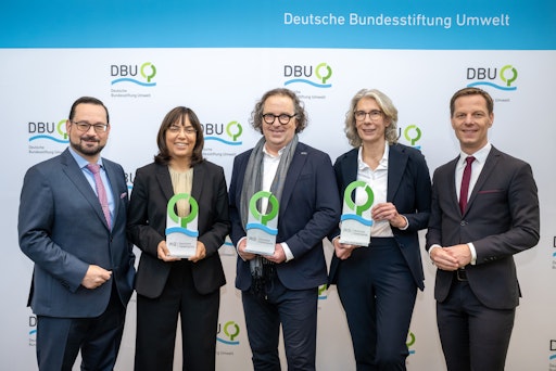 Der Deutsche Umweltpreis der Deutschen Bundesstiftung Umwelt geht
dieses Jahr an Klimaforscherin Prof. Dr. Sonia Seneviratne (2. v.
l.) von der ETH Zürich sowie an das Geschäftsführungsduo Lars
Baumgürtel und Ingenieurin Dr. Birgitt Bendiek vom
Stahlverzinkungsunternehmen ZINQ (3. und 4. v. l.), hier zusammen
mit DBU-Generalsekretär Alexander Bonde (l.) und dem
DBU-Kuratoriumsvorsitzenden Kai Niebert (r.). // Weiterer Text über
ots und www.presseportal.de/nr/6908 / Die Verwendung dieses Bildes
für redaktionelle Zwecke ist unter Beachtung aller mitgeteilten
Nutzungsbedingungen zulässig und dann auch honorarfrei.
Veröffentlichung ausschließlich mit Bildrechte-Hinweis.