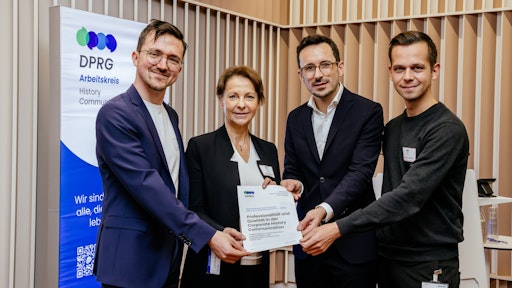  Präsentation des DPRG-Positionspapiers bei Beiersdorf. V. l.
Moritz Strobel, Sabine Clausecker, Prof. Dr. Felix Krebber, Dr. Max
Schlenker // Weiterer Text über ots und
www.presseportal.de/nr/181310 / Die Verwendung dieses Bildes für
redaktionelle Zwecke ist unter Beachtung aller mitgeteilten
Nutzungsbedingungen zulässig und dann auch honorarfrei.
Veröffentlichung ausschließlich mit Bildrechte-Hinweis.