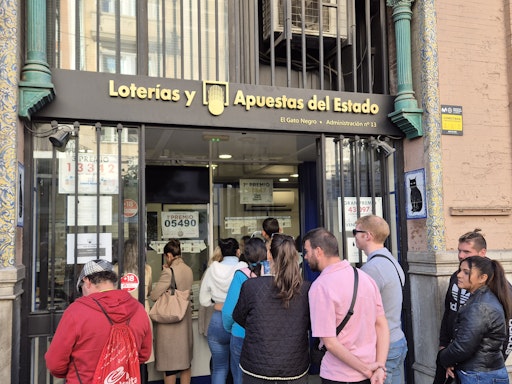 An den spanischen Verkaufsstellen bilden sich lange Schlangen.