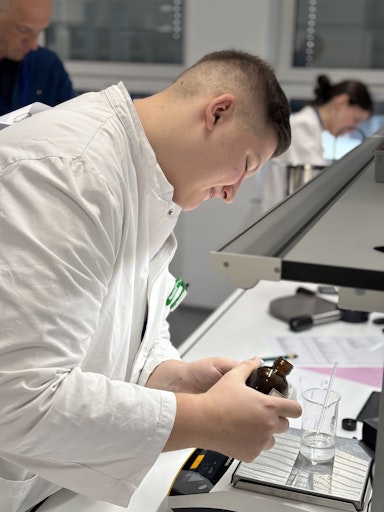 Vorschau Bild von Hochkonzentriert bei der Laboraufgabe