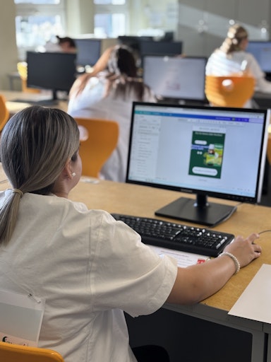 Vorschau Bild von Auch digital fit - die Wettbewerbsteilnehmer:innen beim
Absolvieren der Social Media-Aufgabe